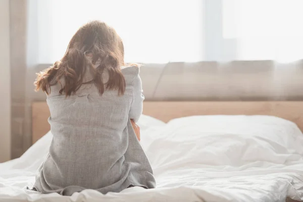 Kembali Melihat Wanita Berambut Cokelat Tertekan Duduk Tempat Tidur — Stok Foto