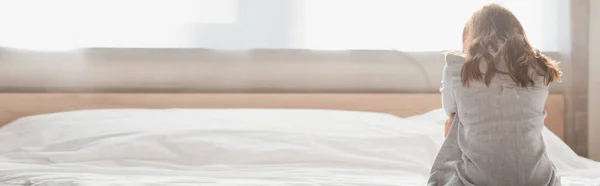 Konsep Panorama Dari Wanita Berambut Cokelat Tertekan Duduk Tempat Tidur — Stok Foto