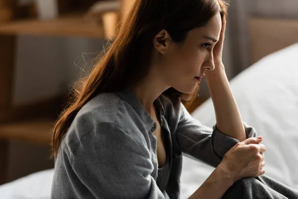 Upset Brunette Woman Touching Head Bedroom — Stock Photo, Image