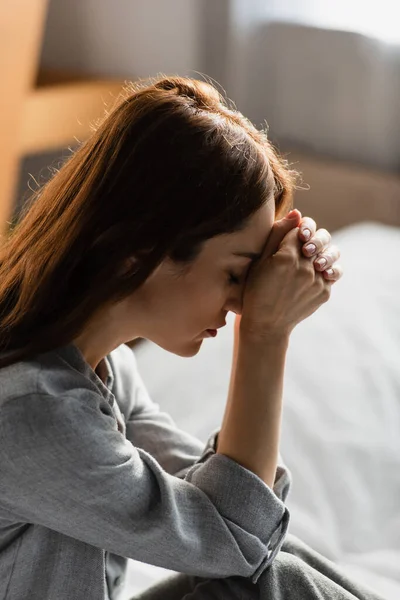 Frustrated Brunette Woman Closed Eyes Touching Head Bedroom — Stock Photo, Image