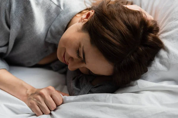 Selective Focus Frustrated Brunette Woman Touching Bedding While Crying Bed — Stock Photo, Image