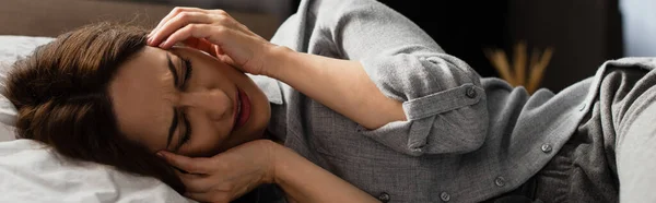 Horizontal Image Brunette Woman Suffering Pain Touching Head While Lying — Stock Photo, Image