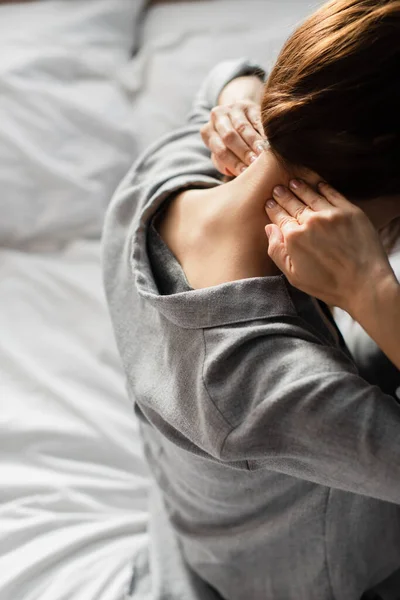 Visão Parcial Mulher Com Dor Pescoço Casa — Fotografia de Stock