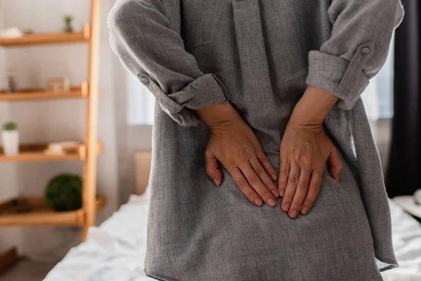 Abgeschnittene Ansicht Einer Frau Die Hause Unter Rückenschmerzen Leidet — Stockfoto