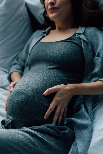 Oříznutý Pohled Těhotné Ženy Trpící Bolestí Posteli — Stock fotografie