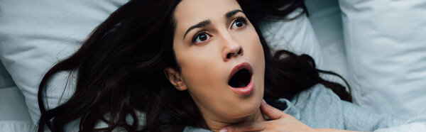 панорамная концепция брюнетки с приступом паники дома 