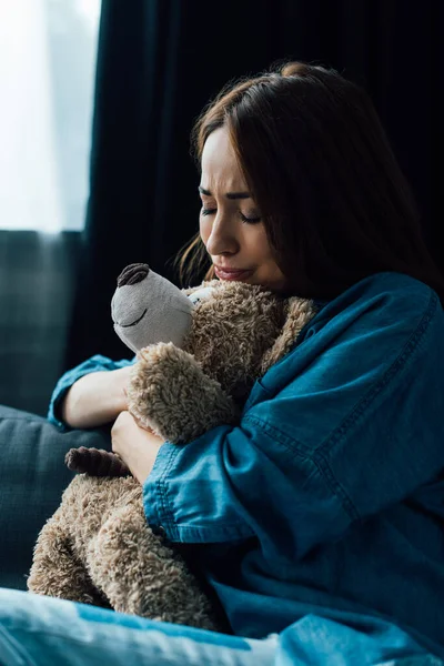 Mujer Morena Molesta Con Los Ojos Cerrados Sosteniendo Oso Peluche — Foto de Stock