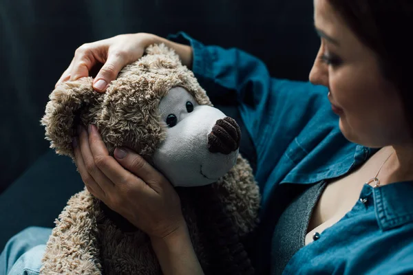 Enfoque Selectivo Mujer Deprimida Sosteniendo Oso Peluche — Foto de Stock