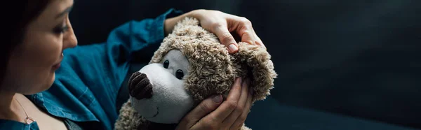 Horizontales Bild Einer Depressiven Frau Mit Teddybär — Stockfoto