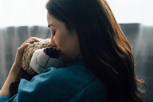 Upset Brunette Woman Closed Eyes Hugging Teddy Bear — Stock Photo, Image