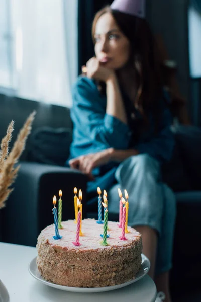 Selektivt Fokus Födelsedagstårta Soffbord Nära Sorgsen Kvinna — Stockfoto