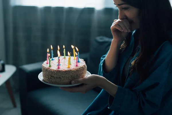 ろうそくのある誕生日ケーキを見る欲求不満女性 — ストック写真