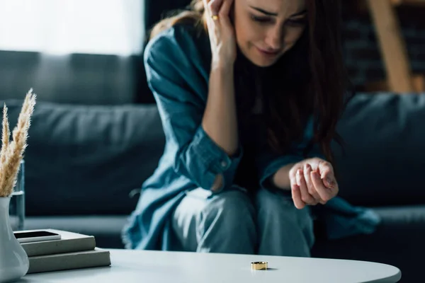 Enfoque Selectivo Anillo Oro Mesa Café Cerca Mujer Molesta Concepto — Foto de Stock