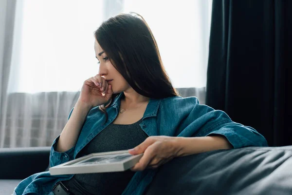 Selectieve Focus Van Overstuur Vrouw Houden Foto Met Gebroken Glas — Stockfoto