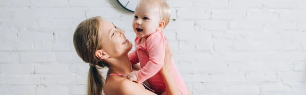 Colpo Panoramico Madre Che Tiene Figlia Neonata Casa — Foto Stock