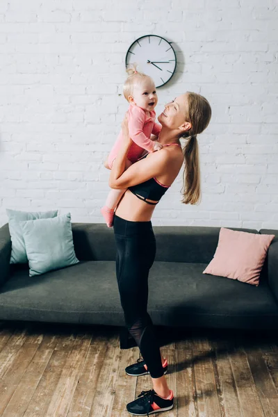 Mãe Sportswear Tênis Segurando Menina Infantil Casa — Fotografia de Stock