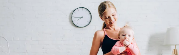 Orientation Panoramique Mère Dans Sport Top Tenant Fille Bébé Maison — Photo