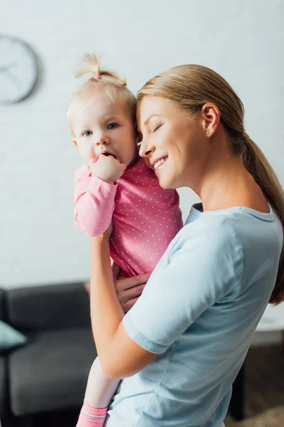 Madre Con Los Ojos Cerrados Abrazando Niño Casa — Foto de Stock