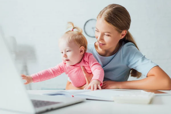 Foco Seletivo Mulher Segurando Bebê Menina Mãos Perto Notebook Gadgets — Fotografia de Stock