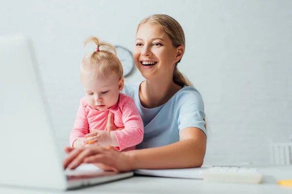 Selective Focus Woman Holding Daughter Using Laptop Table — Stock Photo, Image