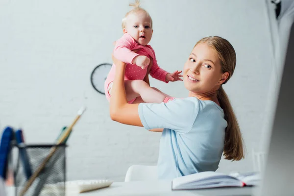 Concentration Sélective Femme Regardant Ordinateur Portable Tout Jouant Avec Fille — Photo