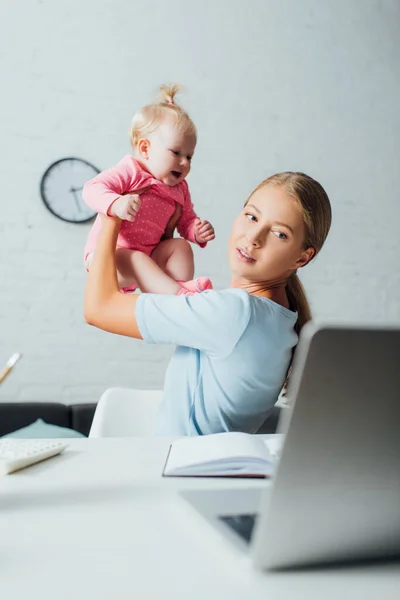 Focus Sélectif Femme Jouant Avec Bébé Fille Tout Regardant Ordinateur — Photo