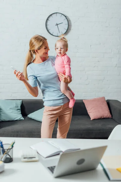 Selective Focus Woman Holding Smartphone Looking Child Home — Stock Photo, Image