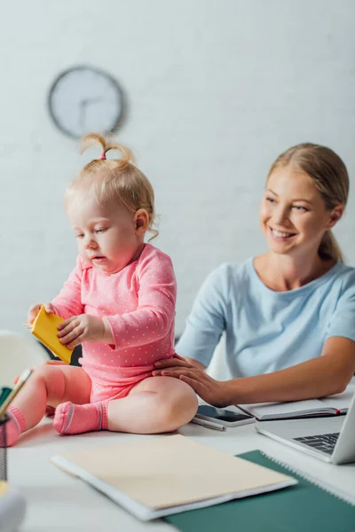 Selective Focus Baby Girl Holding Sticky Notes Mother Working Table — Stock Photo, Image