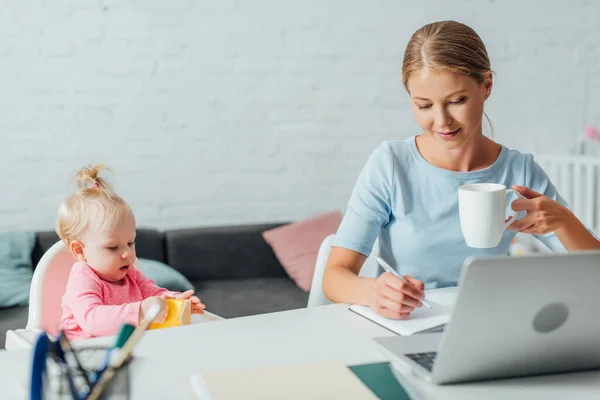 Selective Focus Infant Girl Holding Sticky Notes Mother Cup Writing — Stock Photo, Image