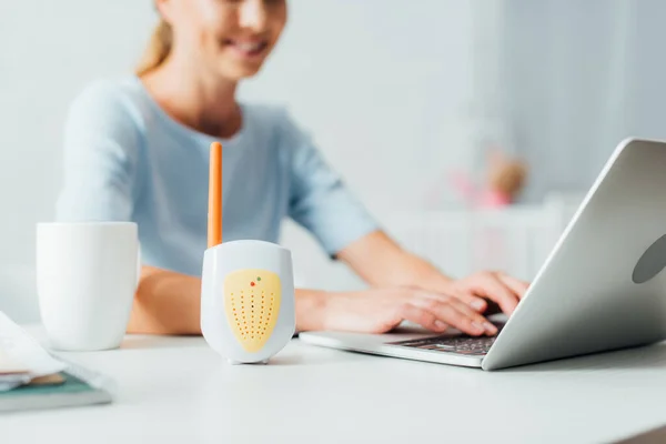 Selective Focus Baby Monitor Table Woman Using Laptop Home — Stock Photo, Image