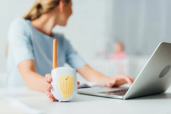 Selective Focus Woman Using Laptop Holding Baby Monitor Home — Stock Photo, Image