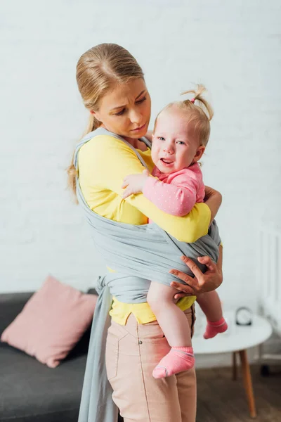 Mulher Segurando Chorando Criança Filha Funda Bebê Casa — Fotografia de Stock