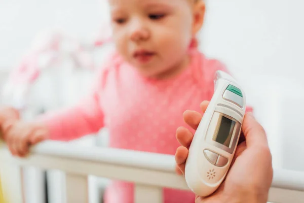 Selektiver Fokus Der Frau Die Inhalator Der Nähe Ihrer Tochter — Stockfoto