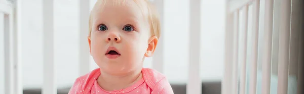 Raccolto Orizzontale Eccitata Bambina Guardando Lontano Culla — Foto Stock