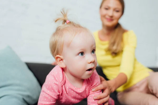 Selective Focus Woman Touching Excited Baby Girl Couch — Stock Photo, Image