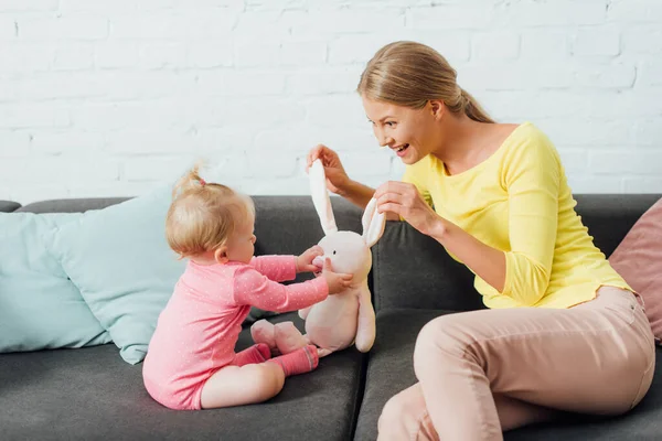 Mãe Bebê Menina Brincando Com Brinquedo Macio Sofá — Fotografia de Stock