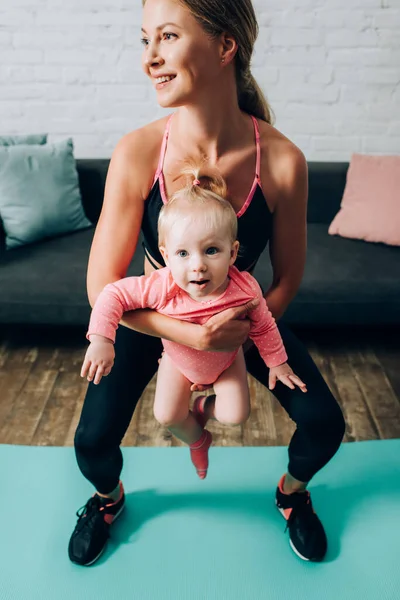 Anya Sportruházatban Tartja Baba Lány Edzés Közben Fitness Mat Otthon — Stock Fotó