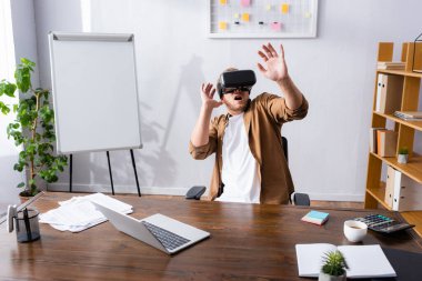 İş yerinde vr kulaklık kullanırken korkmuş işadamı hareketi