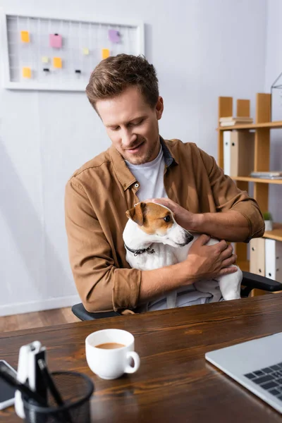 Obchodník Ležérní Oblečení Mazlení Jack Russell Teriér Pes Zatímco Sedí — Stock fotografie