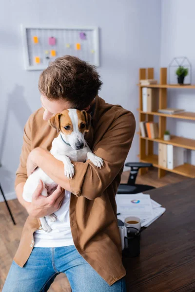 Günlük Giysiler Içinde Adamı Masasında Otururken Jack Russell Terrier Köpeğine — Stok fotoğraf