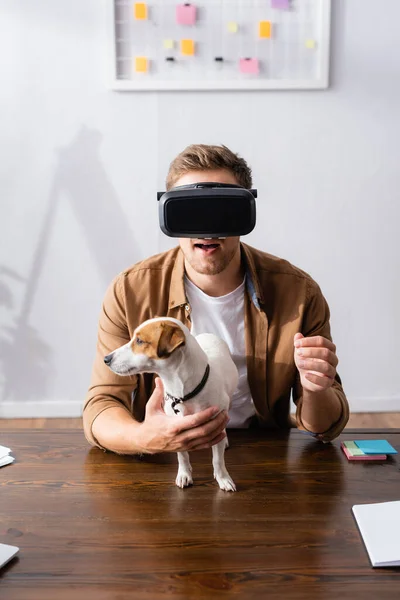 Νεαρός Επιχειρηματίας Headset Κοντά Jack Rassell Terrier Σκυλί Στο Χώρο — Φωτογραφία Αρχείου