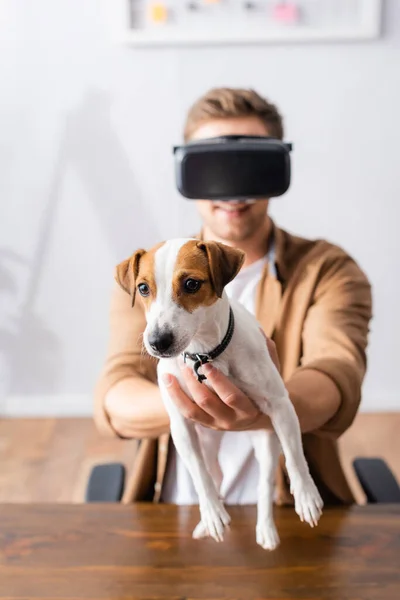 Enfoque Selectivo Joven Hombre Negocios Auriculares Celebración Jack Rassell Terrier — Foto de Stock