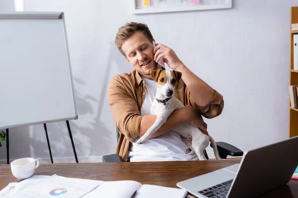 Jonge Zakenman Praten Smartphone Terwijl Zitten Werkplek Met Jack Russell — Stockfoto