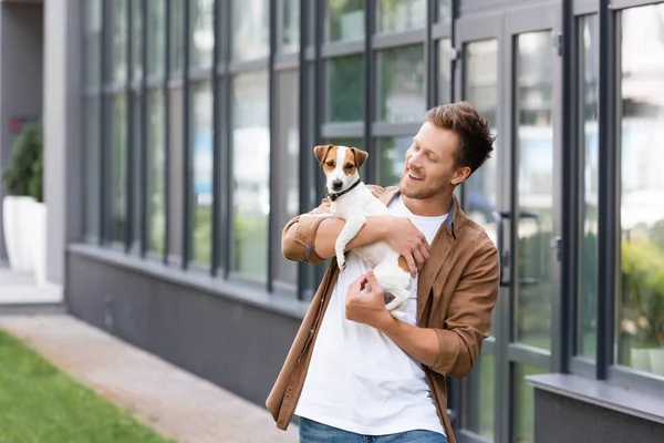 Jovem Homem Roupas Casuais Segurando Jack Russell Terrier Cão Perto — Fotografia de Stock