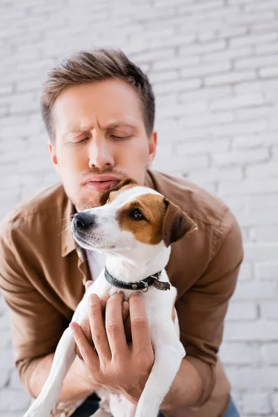 Arckifejezéssel Rendelkező Férfi Szelektív Fókusza Jack Russel Terriert Öleli Városi — Stock Fotó