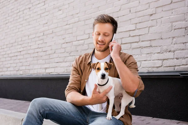 Man Knuffelen Jack Russell Terrier Praten Smartphone Stoep Buurt Van — Stockfoto