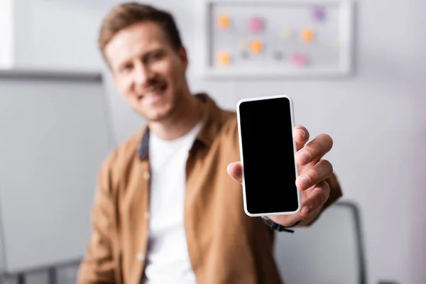 Enfoque Selectivo Del Hombre Negocios Mostrando Teléfono Inteligente Con Pantalla — Foto de Stock