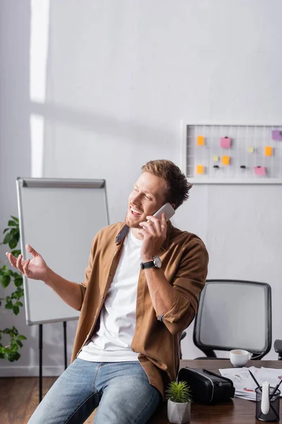 Businessman Casual Clothes Talking Smartphone Office — Stock Photo, Image