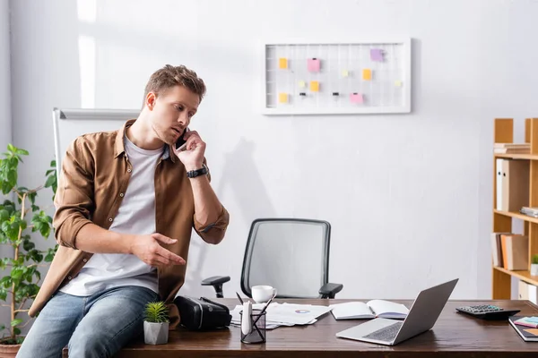 Junge Geschäftsmann Spricht Auf Smartphone Der Nähe Von Laptop Und — Stockfoto