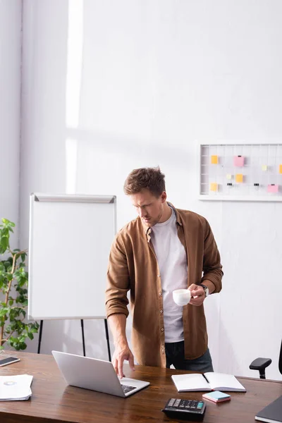 Enfoque Selectivo Del Hombre Negocios Sosteniendo Taza Café Utilizando Ordenador — Foto de Stock